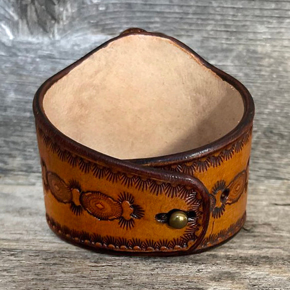 One of a Kind Leather Bracelet with Drop-shaped Banded Agate Stone