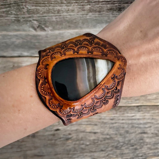 One of a Kind Leather Bracelet with Drop-shaped Banded Agate Stone