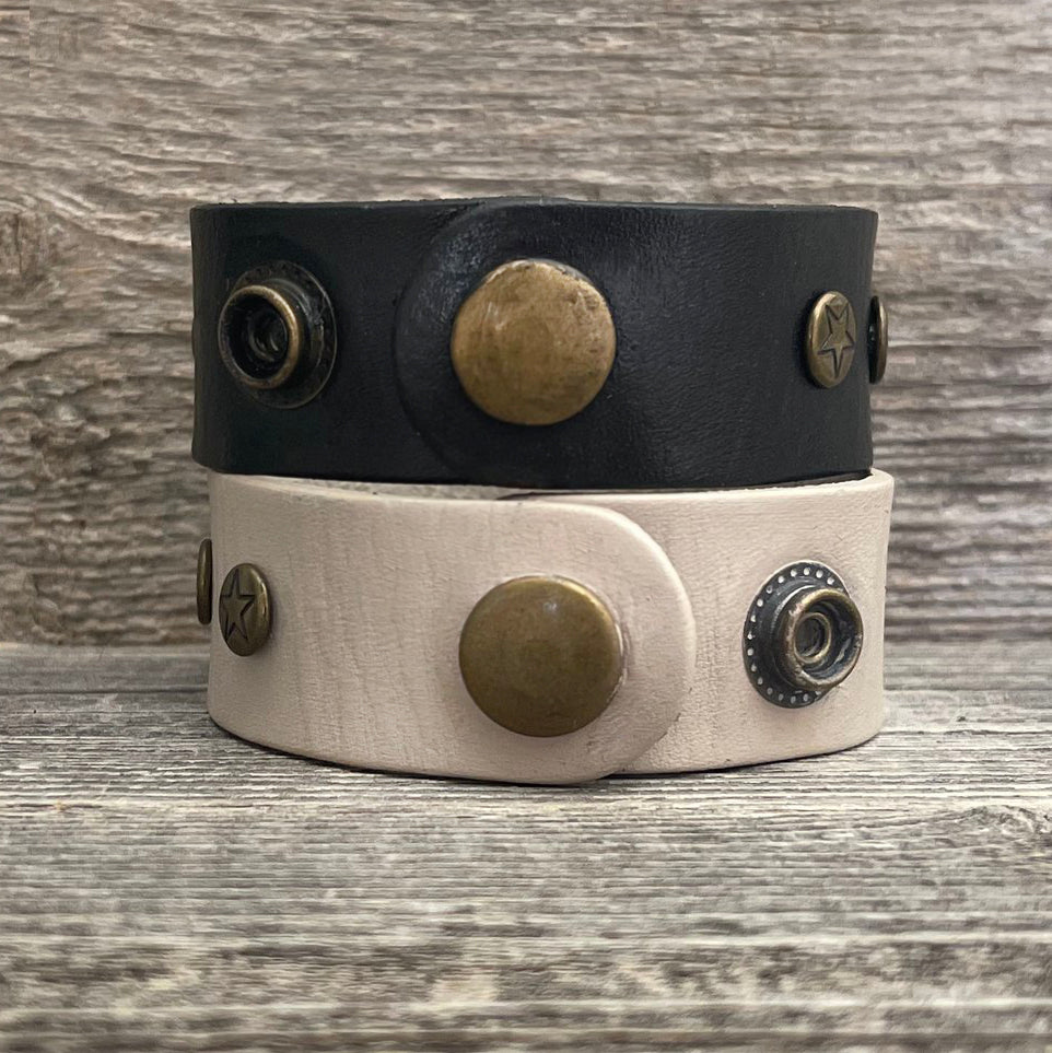 MADE TO ORDER - Hand-painted leather bracelet with Stars Rivets