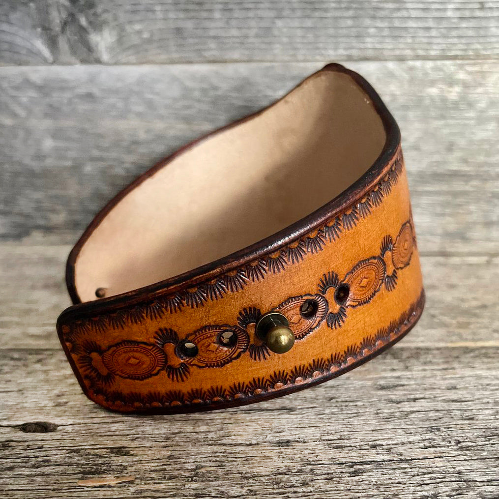 One of a Kind Leather Bracelet with Drop-shaped Banded Agate Stone