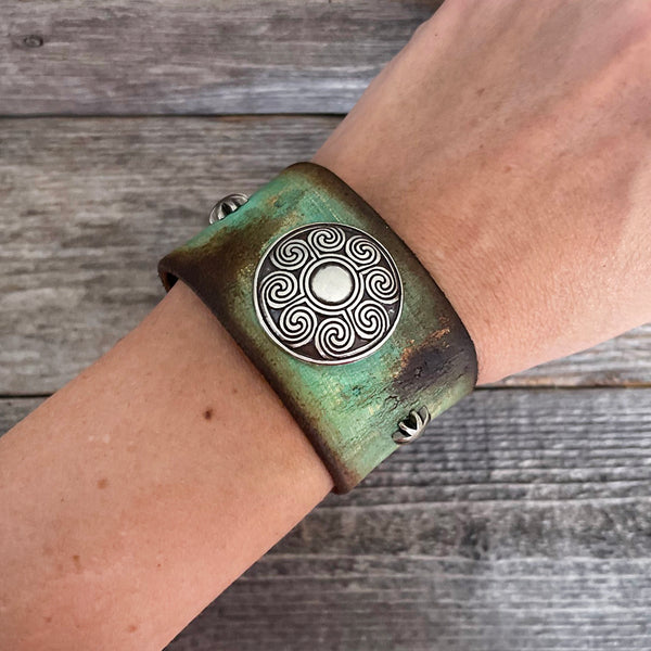 MADE TO ORDER - Leather Bracelet with Celtic Concho and Flowers Rivets