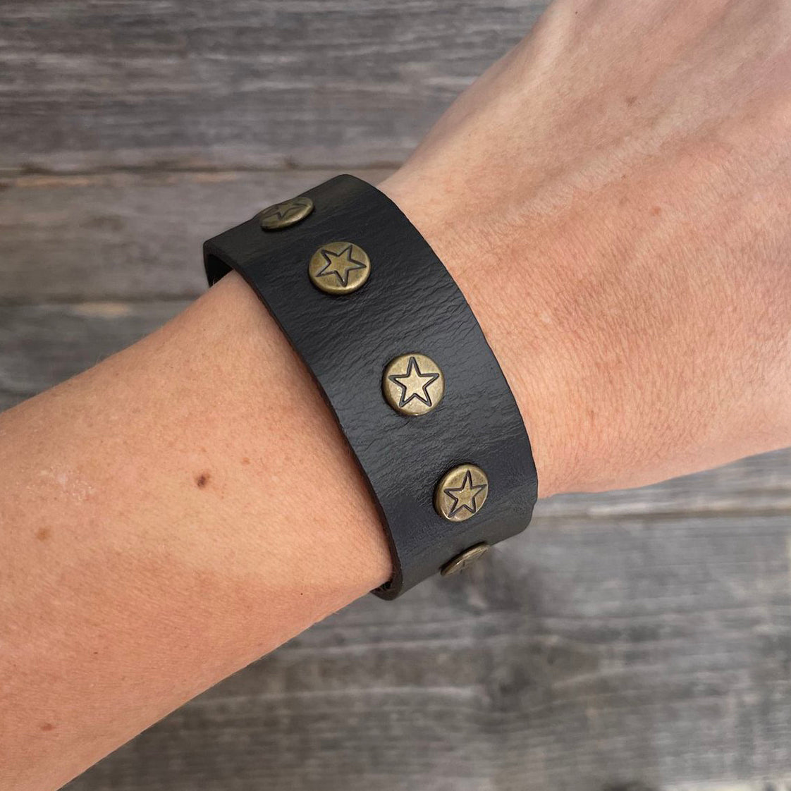 MADE TO ORDER - Hand-painted leather bracelet with Stars Rivets