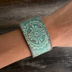 Genuine brand new leather bracelet with flower pattern