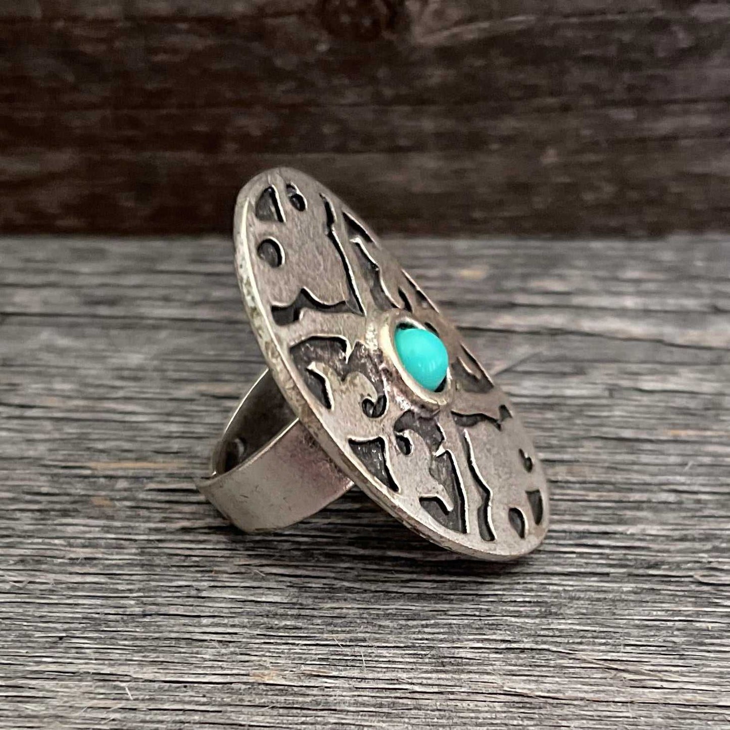 Oval and turquoise stone ring