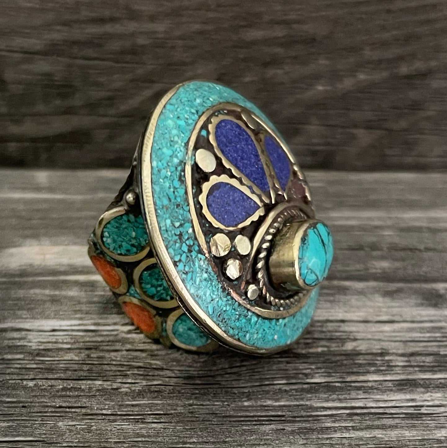 Big statement round A Tibetan ring with Turquoise, Coral and Lapis Lazuli gemstone
